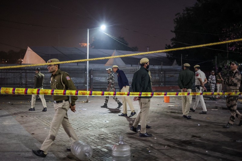 Suasana pasca terjadi ledakan pada kawasan bersejarah di Delhi, India, Senin (10/11/2025). (REUTERS/Adnan Abidi)
