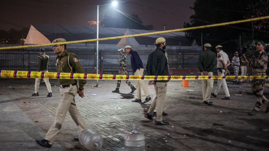 Suasana pasca terjadi ledakan pada kawasan bersejarah di Delhi, India, Senin (10/11/2025). (REUTERS/Adnan Abidi)