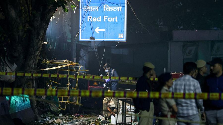 Suasana pasca terjadi ledakan pada kawasan bersejarah di Delhi, India, Senin (10/11/2025). (REUTERS/Adnan Abidi)