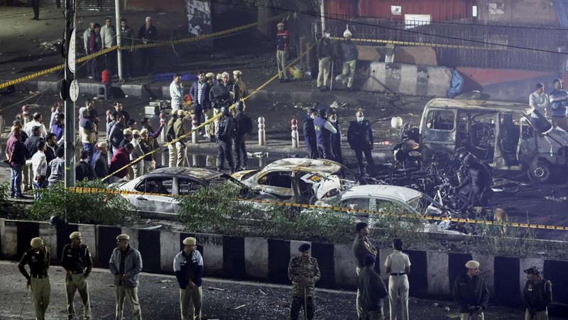 Suasana pasca terjadi ledakan pada kawasan bersejarah di Delhi, India, Senin (10/11/2025). (REUTERS/Adnan Abidi)
