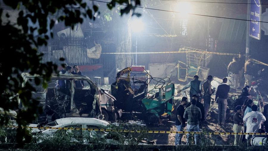 Suasana pasca terjadi ledakan pada kawasan bersejarah di Delhi, India, Senin (10/11/2025). (REUTERS/Adnan Abidi)