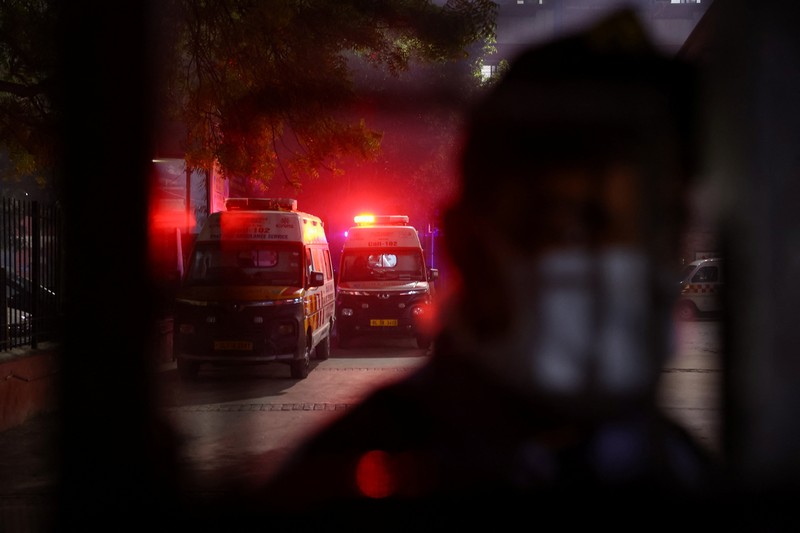Suasana pasca terjadi ledakan pada kawasan bersejarah di Delhi, India, Senin (10/11/2025). (REUTERS/Adnan Abidi)
