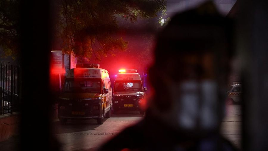 Suasana pasca terjadi ledakan pada kawasan bersejarah di Delhi, India, Senin (10/11/2025). (REUTERS/Adnan Abidi)