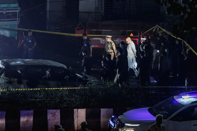 Suasana pasca terjadi ledakan pada kawasan bersejarah di Delhi, India, Senin (10/11/2025). (REUTERS/Adnan Abidi)