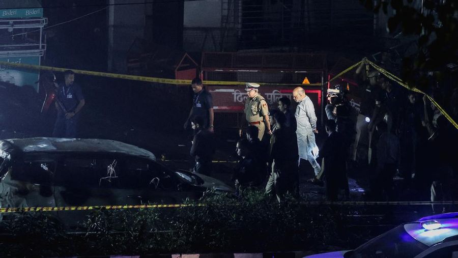 Suasana pasca terjadi ledakan pada kawasan bersejarah di Delhi, India, Senin (10/11/2025). (REUTERS/Adnan Abidi)