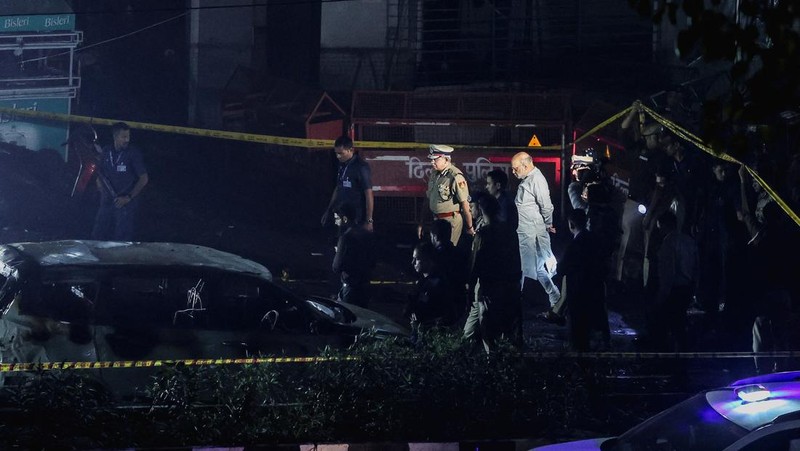 Suasana pasca terjadi ledakan pada kawasan bersejarah di Delhi, India, Senin (10/11/2025). (REUTERS/Adnan Abidi)