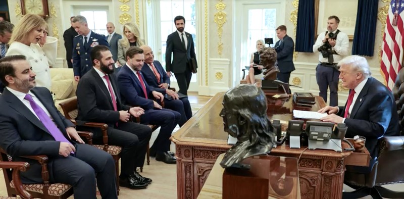 Trump menyambut Presiden Suriah al-Sharaa di Gedung Putih, AS, Senin (10/11/2025). (REUTERS)