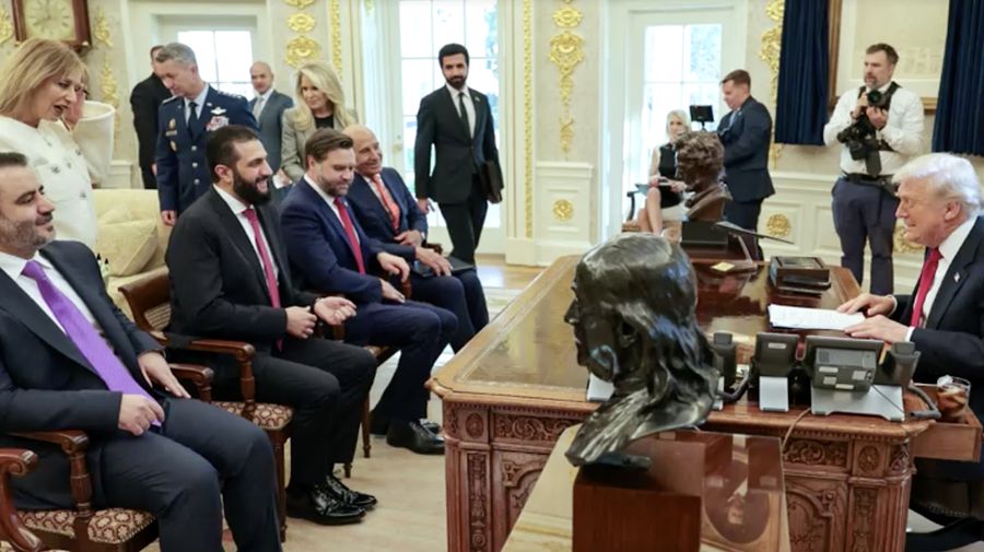 Trump menyambut Presiden Suriah al-Sharaa di Gedung Putih, AS, Senin (10/11/2025). (REUTERS)