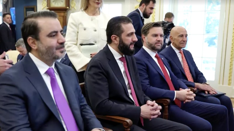 Trump menyambut Presiden Suriah al-Sharaa di Gedung Putih, AS, Senin (10/11/2025). (REUTERS)