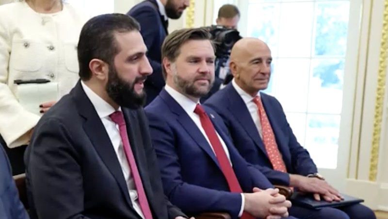 Trump menyambut Presiden Suriah al-Sharaa di Gedung Putih, AS, Senin (10/11/2025). (REUTERS)