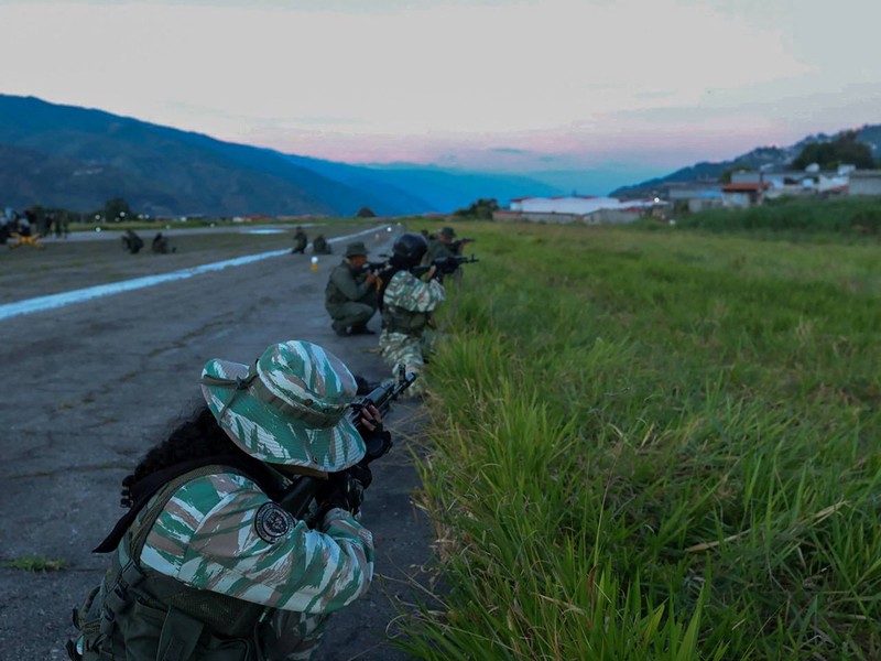 Anggota Milisi dan Angkatan Bersenjata Bolivarian berpartisipasi dalam pengerahan pasukan pertahanan 