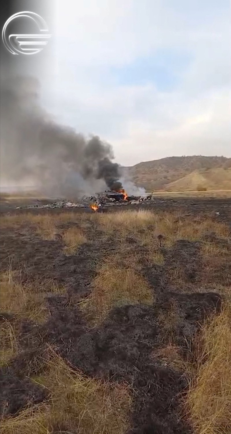 Puing-puing berserakan di lokasi jatuhnya pesawat kargo militer C-130 Turki di dekat perbatasan Azerbaijan, di kotamadya Sighnaghi, Georgia, 11 November 2025, dalam gambar diam yang diambil dari video. (1TV.Georgia/Handout via REUTERS)