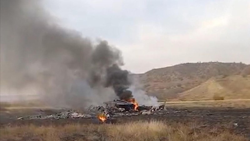 Puing-puing berserakan di lokasi jatuhnya pesawat kargo militer C-130 Turki di dekat perbatasan Azerbaijan, di kotamadya Sighnaghi, Georgia, 11 November 2025, dalam gambar diam yang diambil dari video. (1TV.Georgia/Handout via REUTERS)