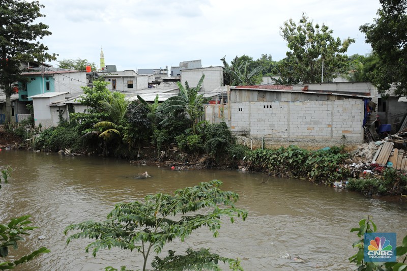 Bangunan liar di bantaran Kali Pesanggrahan, Jakarta, Rabu (12/11/2025). (CNBC Indonesia/Tri Susilo)