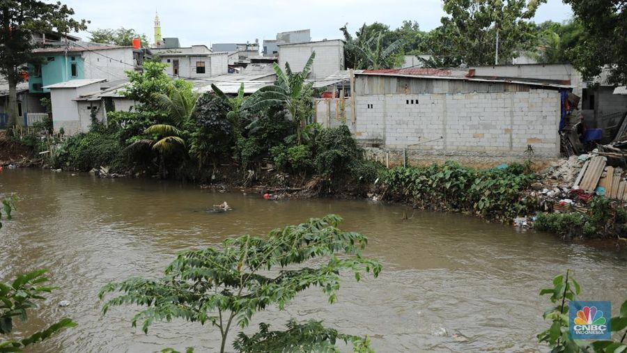 Bangunan liar di bantaran Kali Pesanggrahan, Jakarta, Rabu (12/11/2025). (CNBC Indonesia/Tri Susilo)