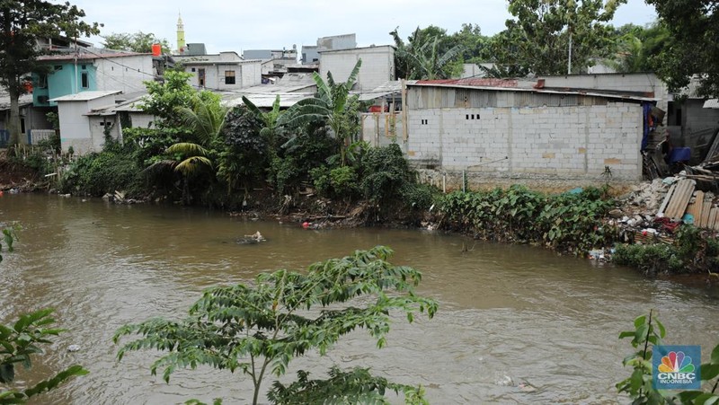 Bangunan liar di bantaran Kali Pesanggrahan, Jakarta, Rabu (12/11/2025). (CNBC Indonesia/Tri Susilo)