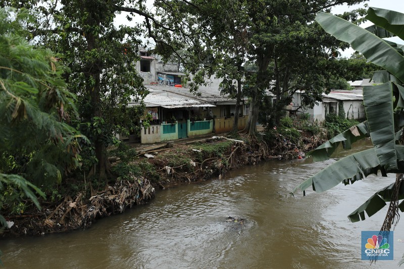 Bangunan liar di bantaran Kali Pesanggrahan, Jakarta, Rabu (12/11/2025). (CNBC Indonesia/Tri Susilo)