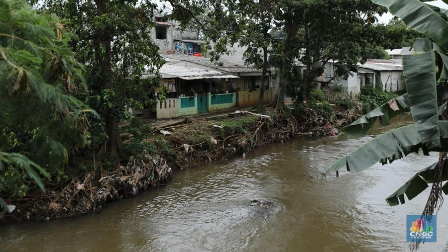 Bangunan liar di bantaran Kali Pesanggrahan, Jakarta, Rabu (12/11/2025). (CNBC Indonesia/Tri Susilo)