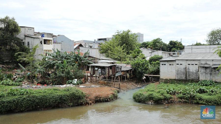 Bangunan liar di bantaran Kali Pesanggrahan, Jakarta, Rabu (12/11/2025). (CNBC Indonesia/Tri Susilo)