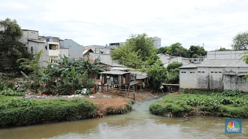 Bangunan liar di bantaran Kali Pesanggrahan, Jakarta, Rabu (12/11/2025). (CNBC Indonesia/Tri Susilo)