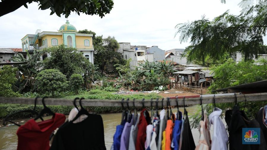 Bangunan liar di bantaran Kali Pesanggrahan, Jakarta, Rabu (12/11/2025). (CNBC Indonesia/Tri Susilo)