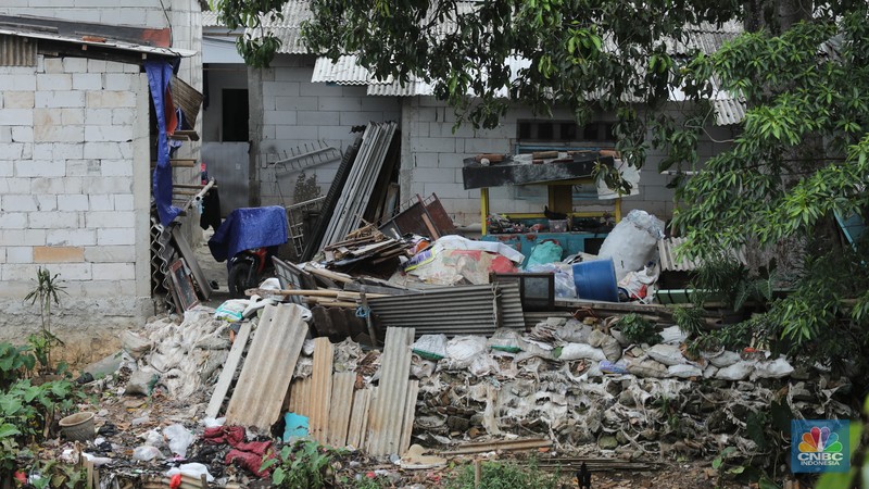 Bangunan liar di bantaran Kali Pesanggrahan, Jakarta, Rabu (12/11/2025). (CNBC Indonesia/Tri Susilo)