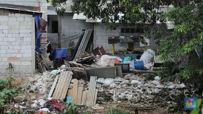 Bangunan liar di bantaran Kali Pesanggrahan, Jakarta, Rabu (12/11/2025). (CNBC Indonesia/Tri Susilo)