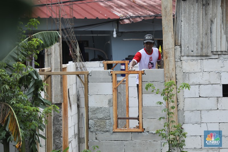 Bangunan liar di bantaran Kali Pesanggrahan, Jakarta, Rabu (12/11/2025). (CNBC Indonesia/Tri Susilo)