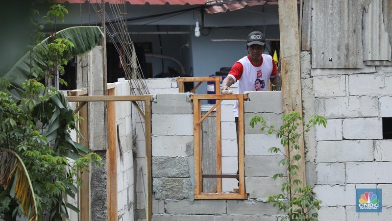 Bangunan liar di bantaran Kali Pesanggrahan, Jakarta, Rabu (12/11/2025). (CNBC Indonesia/Tri Susilo)