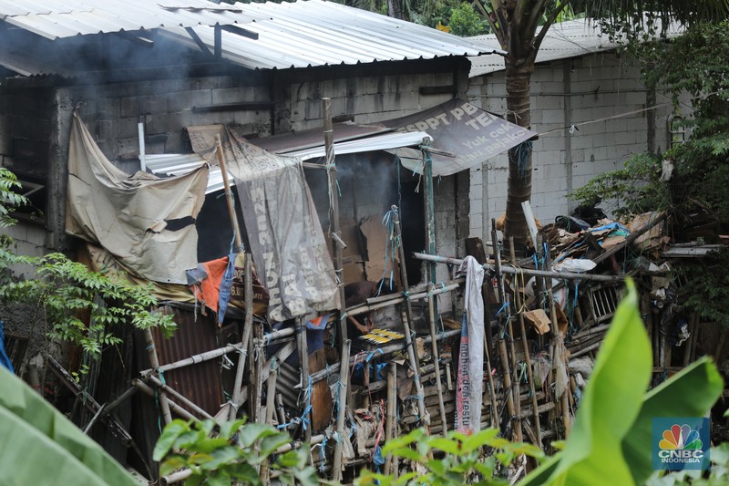 Bangunan liar di bantaran Kali Pesanggrahan, Jakarta, Rabu (12/11/2025). (CNBC Indonesia/Tri Susilo)