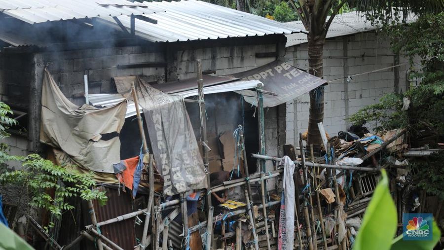 Bangunan liar di bantaran Kali Pesanggrahan, Jakarta, Rabu (12/11/2025). (CNBC Indonesia/Tri Susilo)