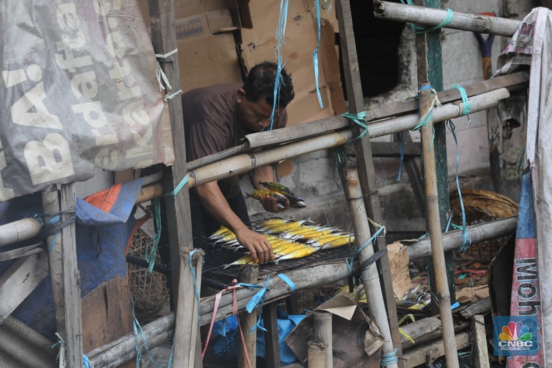 Bangunan liar di bantaran Kali Pesanggrahan, Jakarta, Rabu (12/11/2025). (CNBC Indonesia/Tri Susilo)