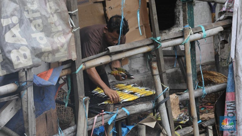 Bangunan liar di bantaran Kali Pesanggrahan, Jakarta, Rabu (12/11/2025). (CNBC Indonesia/Tri Susilo)