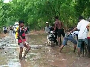 Banjir Lahar Dingin Gunung Lewotobi Sempat Bikin Jalan Macet