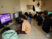 Bisnis rental PlayStation (PS) di Jakarta masih menunjukkan eksistensinya yang kuat. (CNBC Indonesia/Tri Susilo)