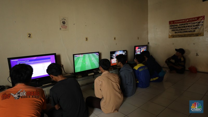Bisnis rental PlayStation (PS) di Jakarta masih menunjukkan eksistensinya yang kuat. (CNBC Indonesia/Tri Susilo)