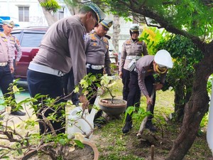 Tanam Pohon, Ditlantas Polda Riau Hijaukan Markas Wujudkan Green Policing