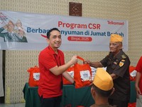 Telkomsel dan Kitabisa Operasi Katarak 20 Keluarga Veteran di Surabaya