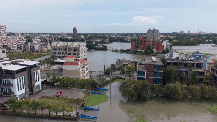 Foto udara jalanan dan ladang yang terendam banjir akibat Topan Fung-wong di Yilan, Taiwan, Rabu (12/11/2025). (Omer Photography via REUTERS)