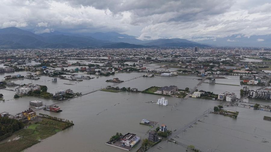 Foto udara jalanan dan ladang yang terendam banjir akibat Topan Fung-wong di Yilan, Taiwan, Rabu (12/11/2025). (Omer Photography via REUTERS)