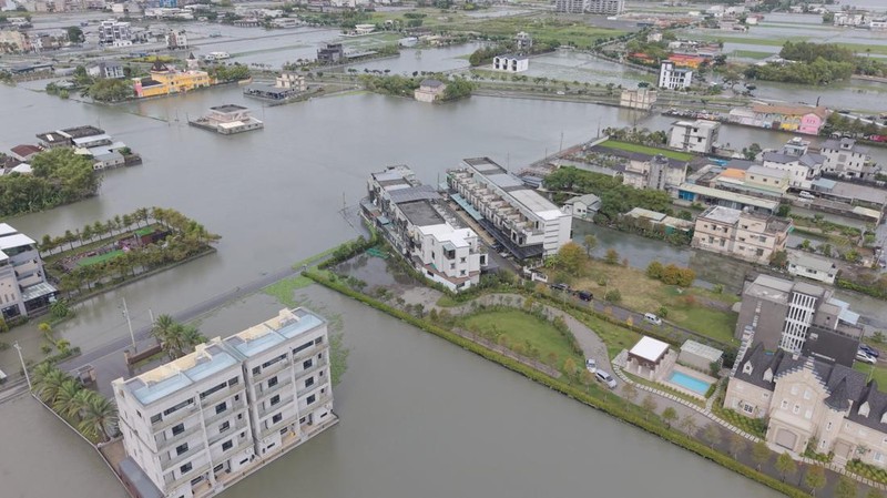 Foto udara jalanan dan ladang yang terendam banjir akibat Topan Fung-wong di Yilan, Taiwan, Rabu (12/11/2025). (Omer Photography via REUTERS)