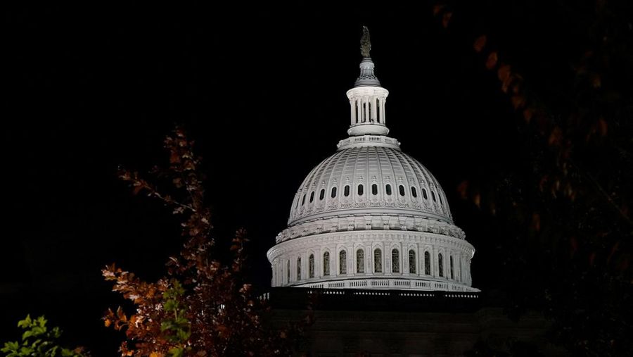 Gedung Capitol AS diterangi pada malam ketika Senat meloloskan rancangan undang-undang pendanaan pemerintah jangka pendek, lebih dari sebulan setelah penutupan pemerintah AS terlama, di Capitol Hill di Washington, D.C., AS, 10 November 2025.
