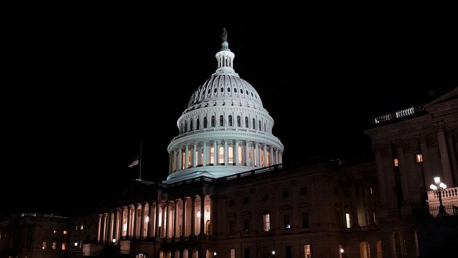 Gedung Capitol AS diterangi pada malam ketika Senat meloloskan rancangan undang-undang pendanaan pemerintah jangka pendek, lebih dari sebulan setelah penutupan pemerintah AS terlama, di Capitol Hill di Washington, D.C., AS, 10 November 2025. (REUTERS/Elizabeth Frantz)