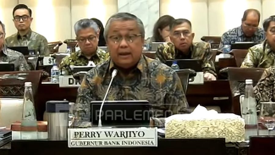 Gubernur Bank Indonesia, Perry Warjiyo saat rapat kerja dengan Komisi XI DPR RI di kompleks parlemen, Jakarta, Rabu (12/11/2025). (Tangkapan Layar Youtube/TVR Parlemen)
