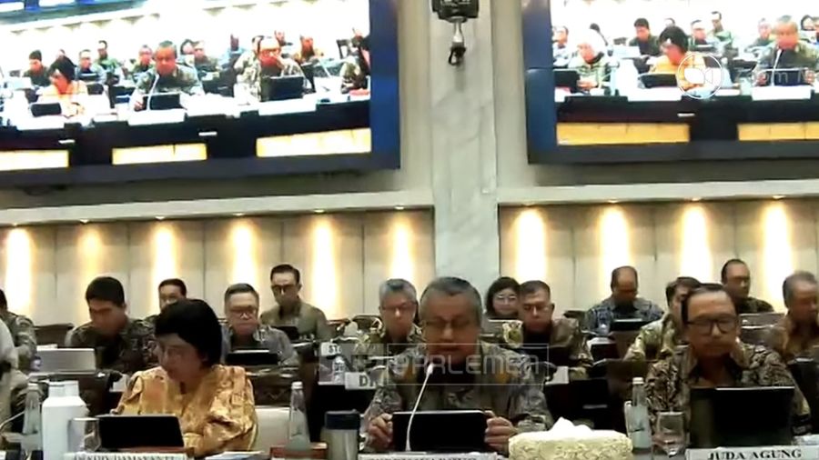 Gubernur Bank Indonesia, Perry Warjiyo saat rapat kerja dengan Komisi XI DPR RI di kompleks parlemen, Jakarta, Rabu (12/11/2025). (Tangkapan Layar Youtube/TVR Parlemen)