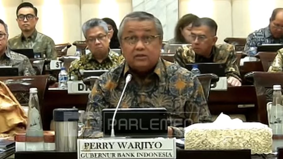 Gubernur Bank Indonesia, Perry Warjiyo saat rapat kerja dengan Komisi XI DPR RI di kompleks parlemen, Jakarta, Rabu (12/11/2025). (Tangkapan Layar Youtube/TVR Parlemen)