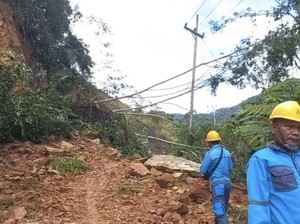 Jalan Poros Palopo-Bastem Tertimbun Longsor, Pengendara Terjebak Semalaman