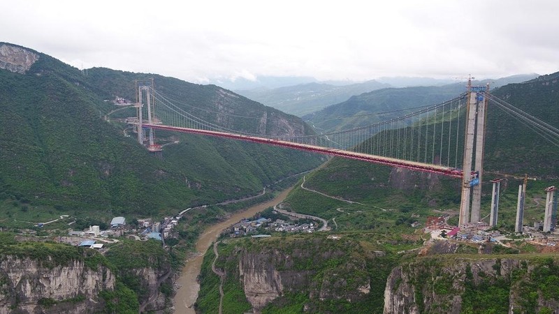 Pemandangan menunjukkan bagian jembatan di provinsi Sichuan, China runtuh ke Sungai Hongqi, di China, 11 November 2025, dalam gambar yang diperoleh dari video media sosial. (Social media/via REUTERS)