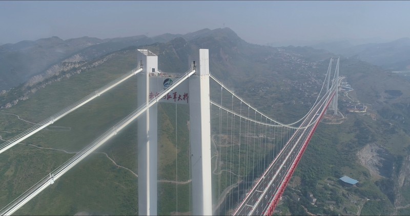 Pemandangan menunjukkan bagian jembatan di provinsi Sichuan, China runtuh ke Sungai Hongqi, di China, 11 November 2025, dalam gambar yang diperoleh dari video media sosial. (Social media/via REUTERS)