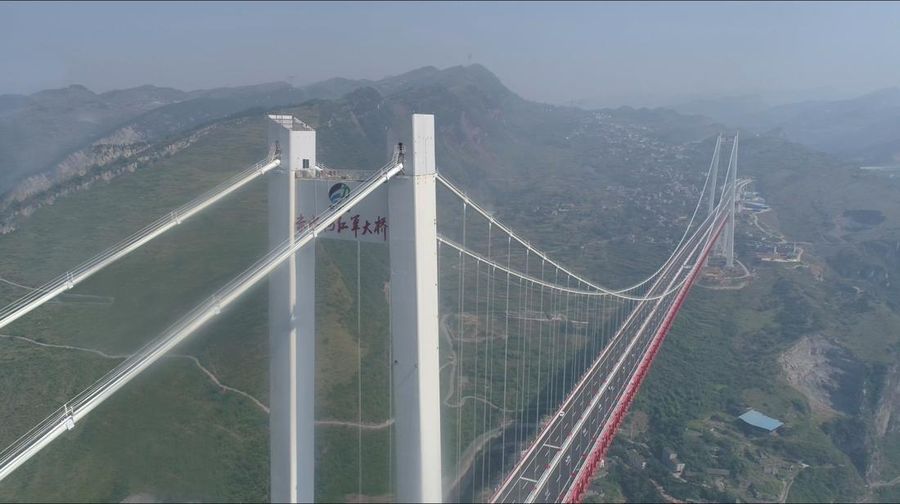 Pemandangan menunjukkan bagian jembatan di provinsi Sichuan, China runtuh ke Sungai Hongqi, di China, 11 November 2025, dalam gambar yang diperoleh dari video media sosial. (Social media/via REUTERS)